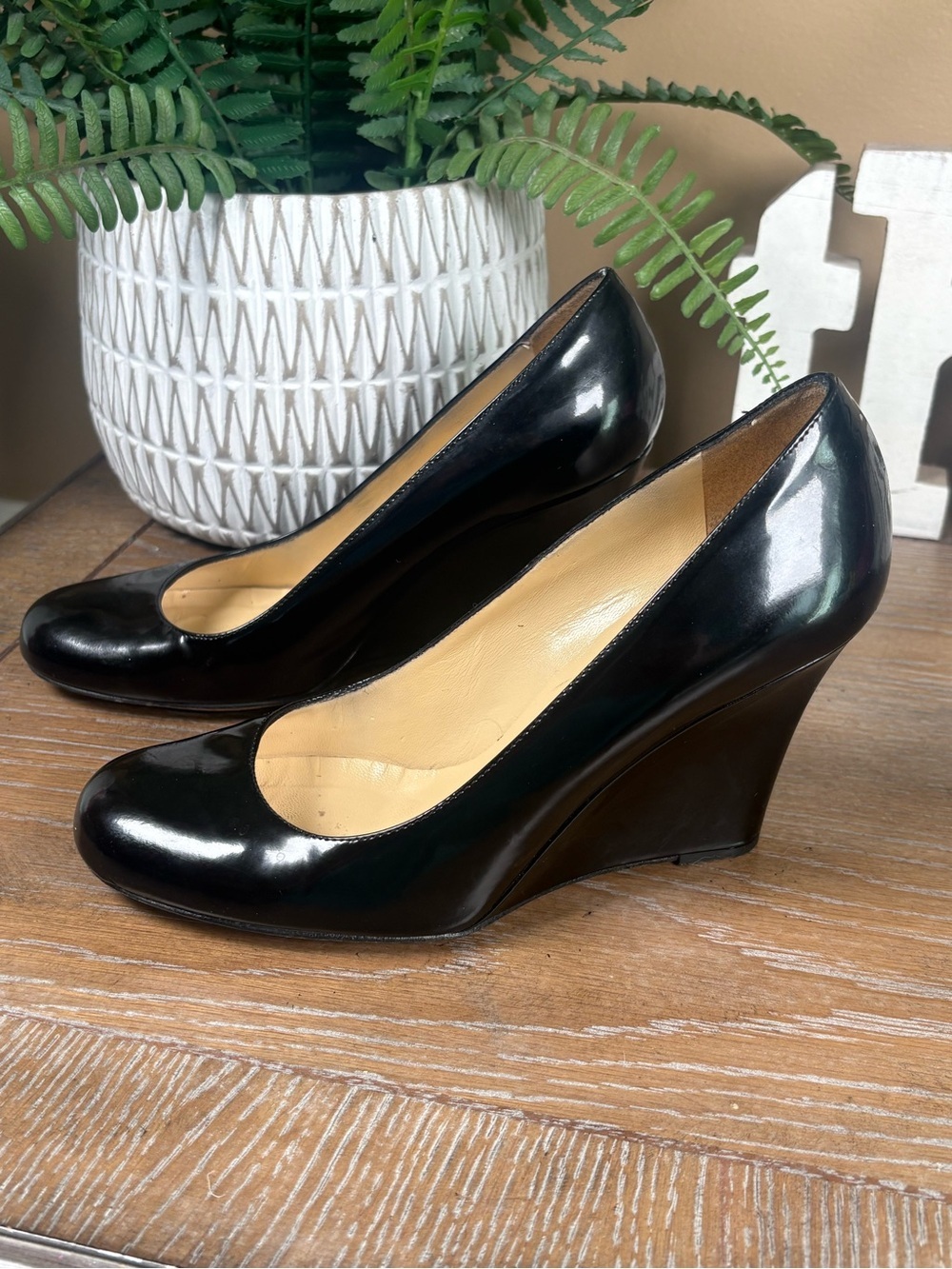 KATE SPADE NEW YORK AUTH $399
Women's Black Patent Leather Amory
Wedge Pump 5.5 - Picture 8 of 13